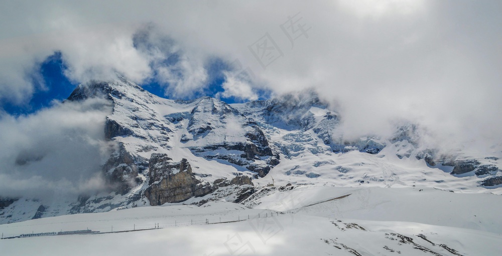 雪中静谧的山间风景