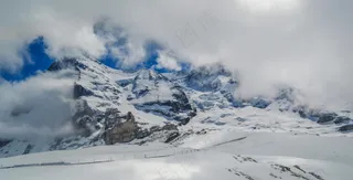 雪中静谧的山间风景