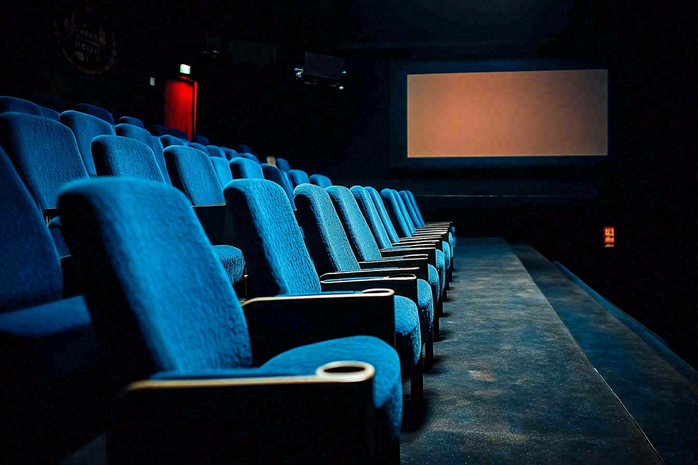 豪华电影院观影场景摄影图