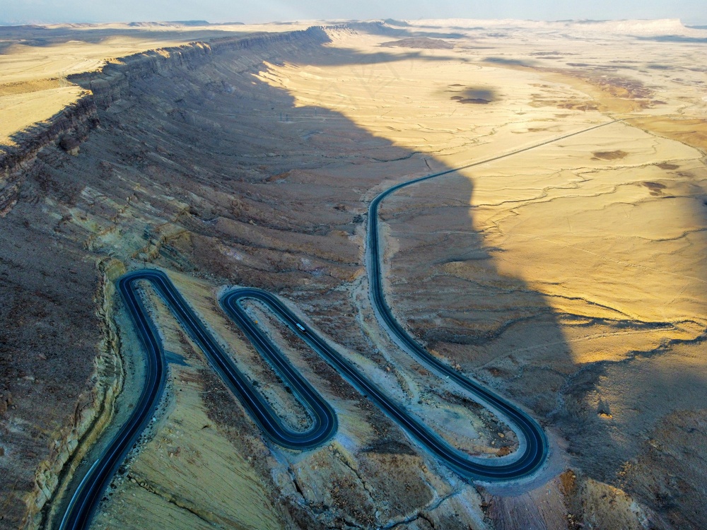 荒漠公路：曲折与宁静的航拍画卷