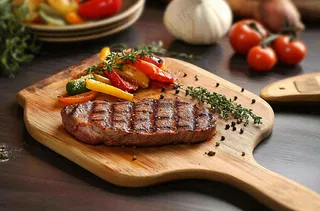 美味的煎牛排牛肉番茄土豆西餐美食摄影图