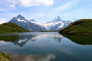 翠绿山谷映雪山，清新风格自然美