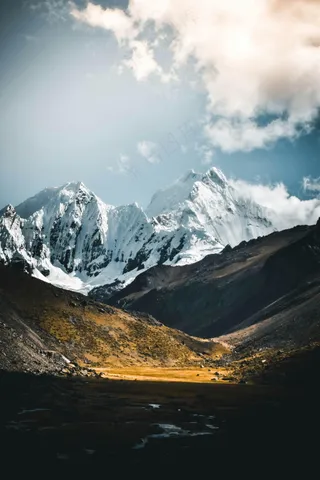 雪峰之下的金色山谷