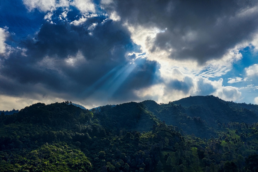 山峦叠翠，云隙光耀