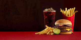 西餐美食汉堡薯条可乐美食摄影图