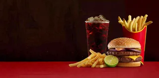 西餐美食汉堡薯条可乐美食摄影图