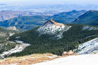 雪覆群山，碧空如洗