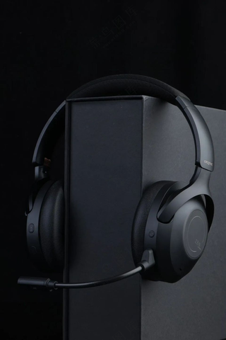 纯黑色侧面高级感头戴式耳机样机