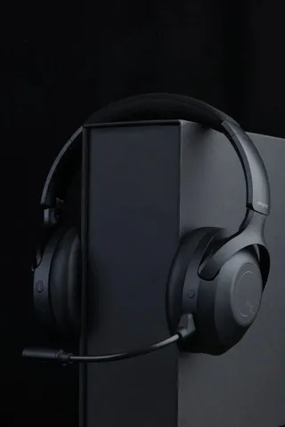 纯黑色侧面高级感头戴式耳机样机