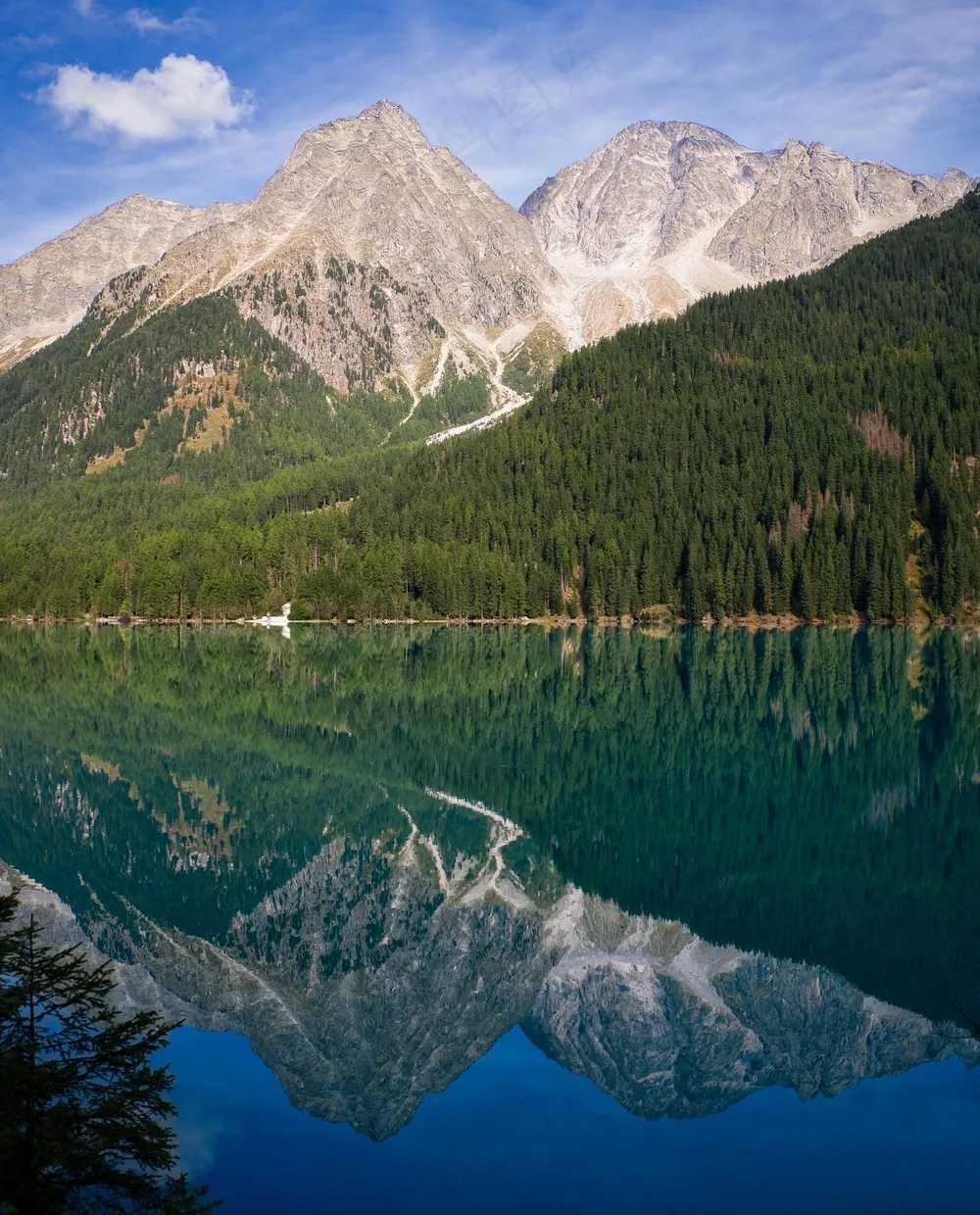山峦倒映碧波间，天空之镜映日辉