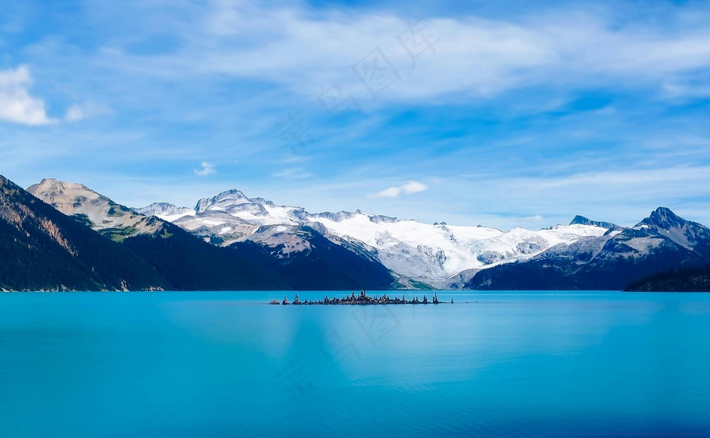 冰川湖边的雪白山峦