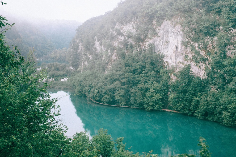 静谧山岚：绿意环绕的湖水秘境