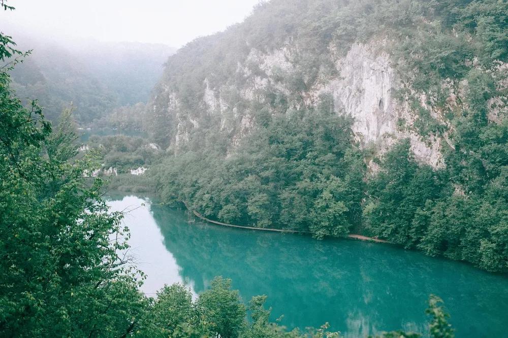 静谧山岚：绿意环绕的湖水秘境