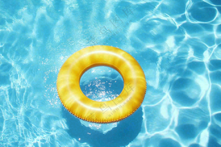 蓝色游泳池的黄色游泳圈摄影图