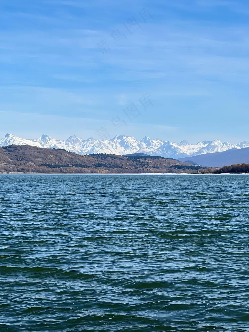 蓝湖雪山清新静谧景