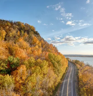 金秋湖岸蜿蜒路