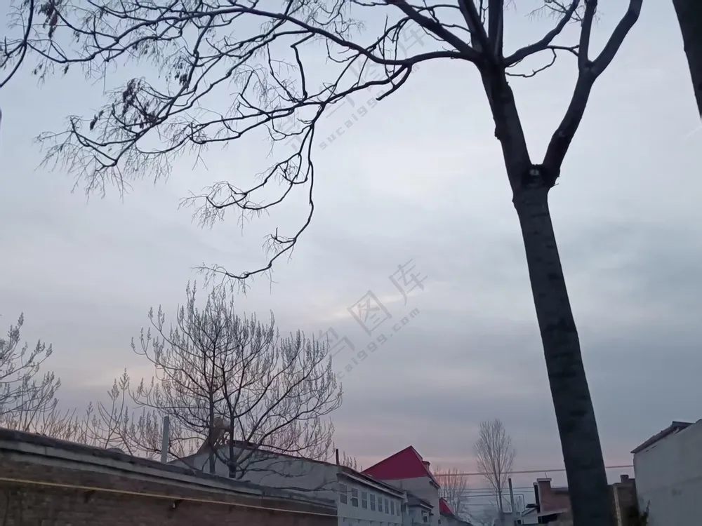 天空中飘着像浪花一样的云悄然离开