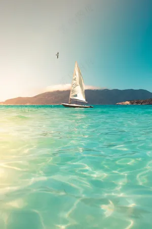 碧波轻舟，夕阳下的宁静海湾