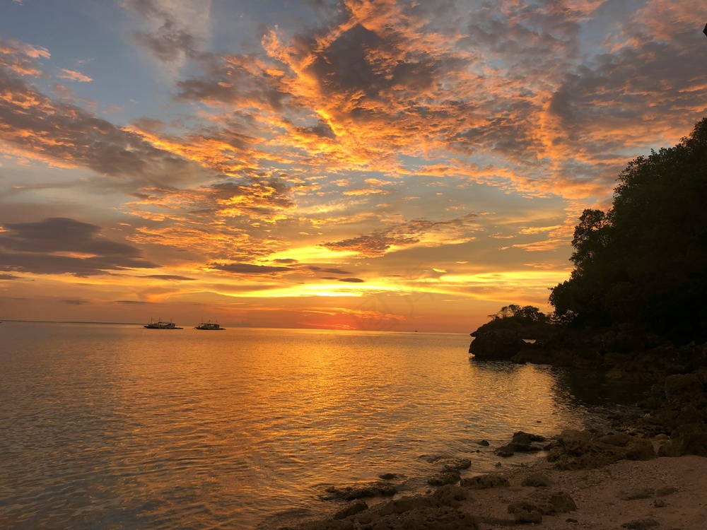 海岸边绚烂的夕阳余晖