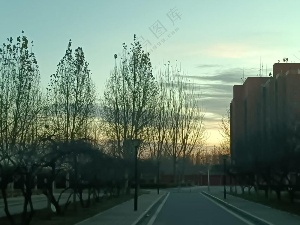 傍晚下的夕阳