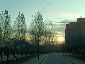 傍晚下的夕阳