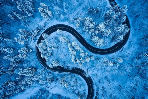 缠绕的冬季道路