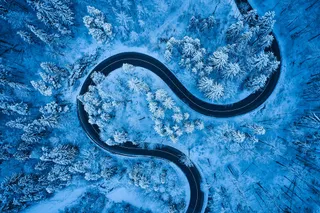 缠绕的冬季道路