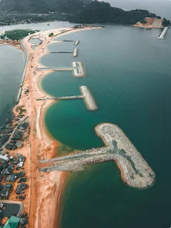 海湾新颜：航拍下的宁静与建设