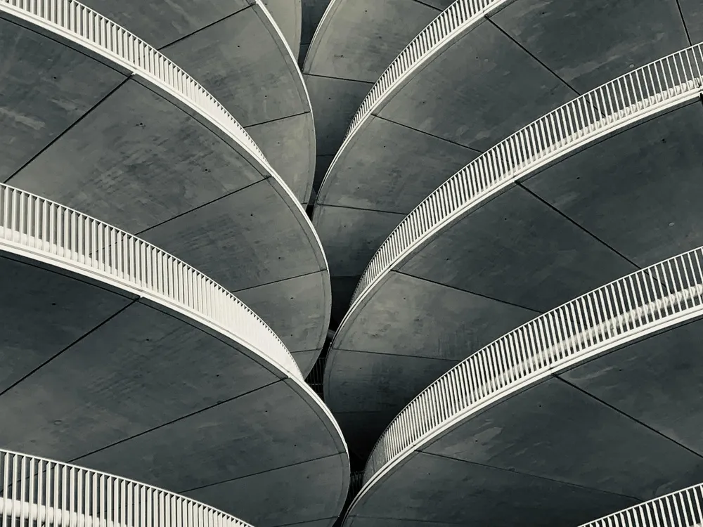 免费 灰色建筑物的低角度照片 素材图片