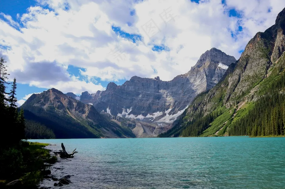 山间碧湖仙境