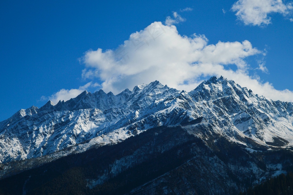 雪峰耸立云间