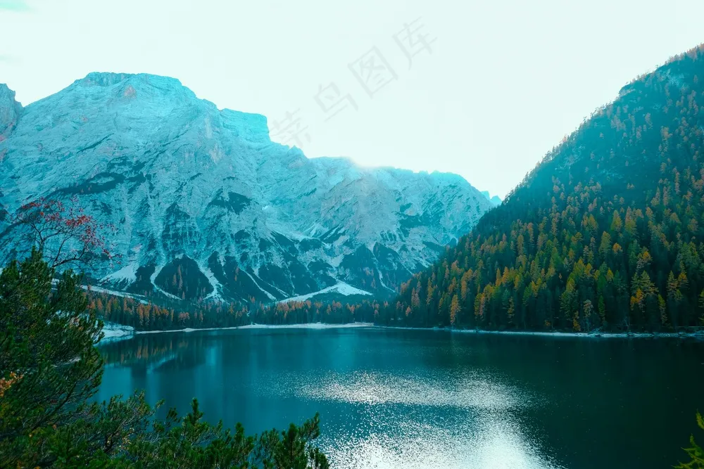 山间碧湖倒影