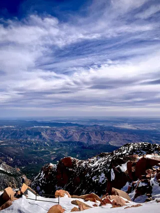 山巅之上，云海茫茫