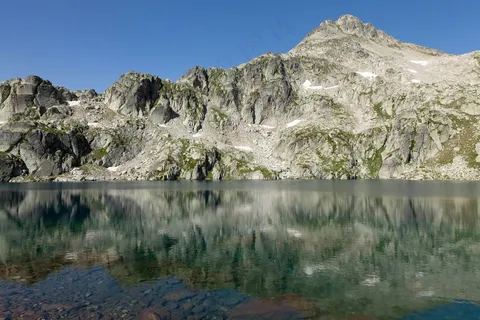 静谧山峦映湖心