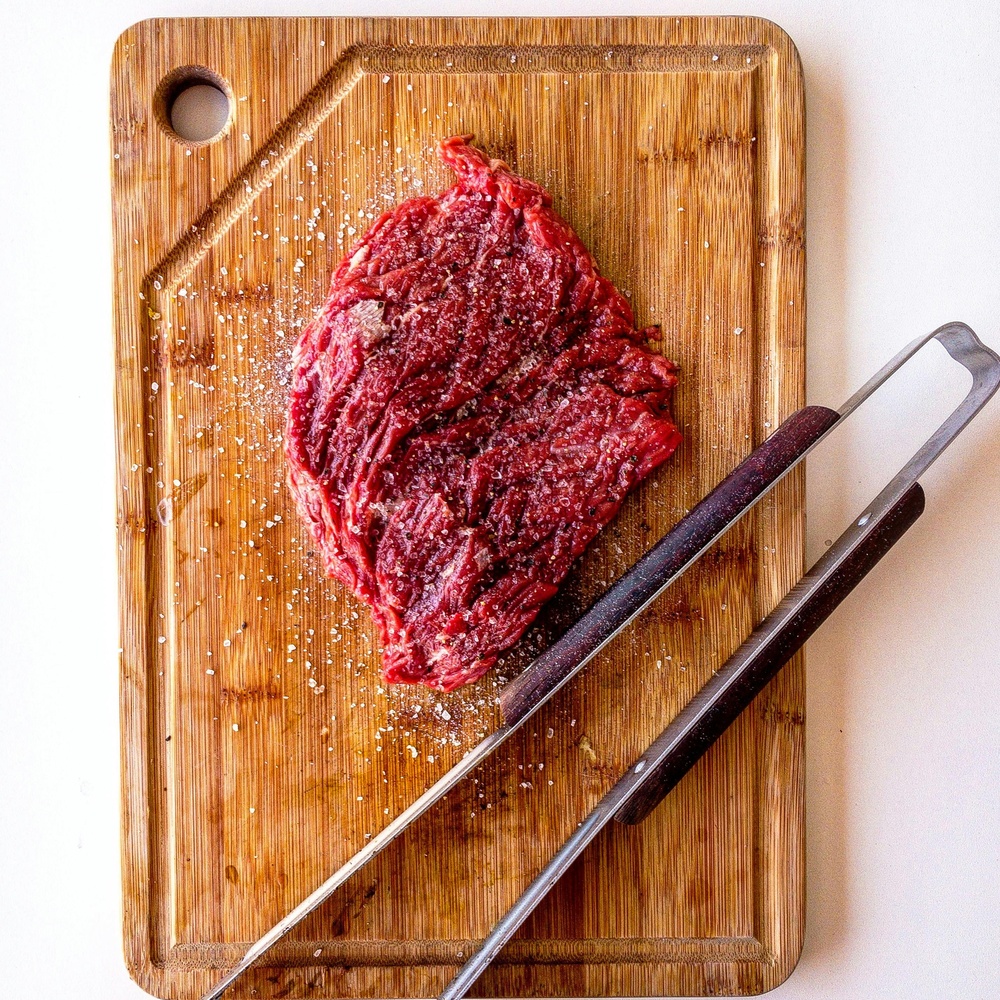 棕色木菜板上肉