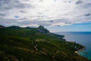 翠绿海岸线上的宁静灯塔