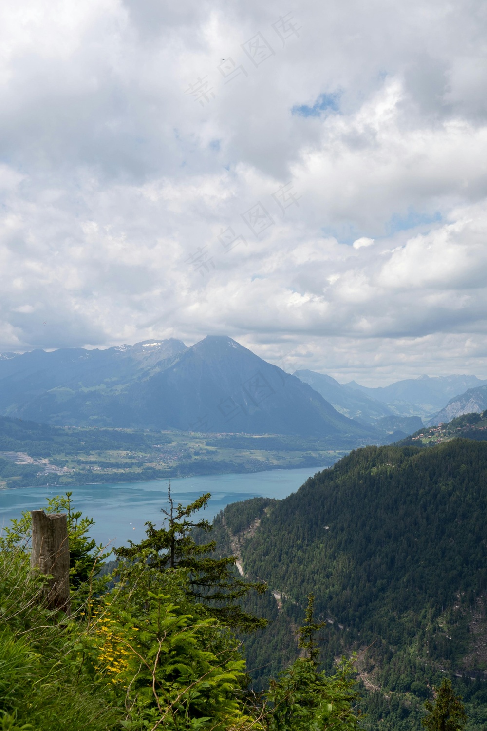 静谧山峦，湖光云影
