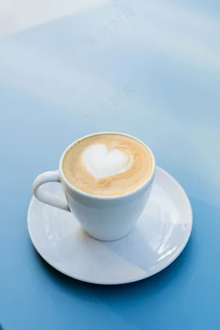 爱心咖啡 卡布奇诺  杯子 蓝色背景