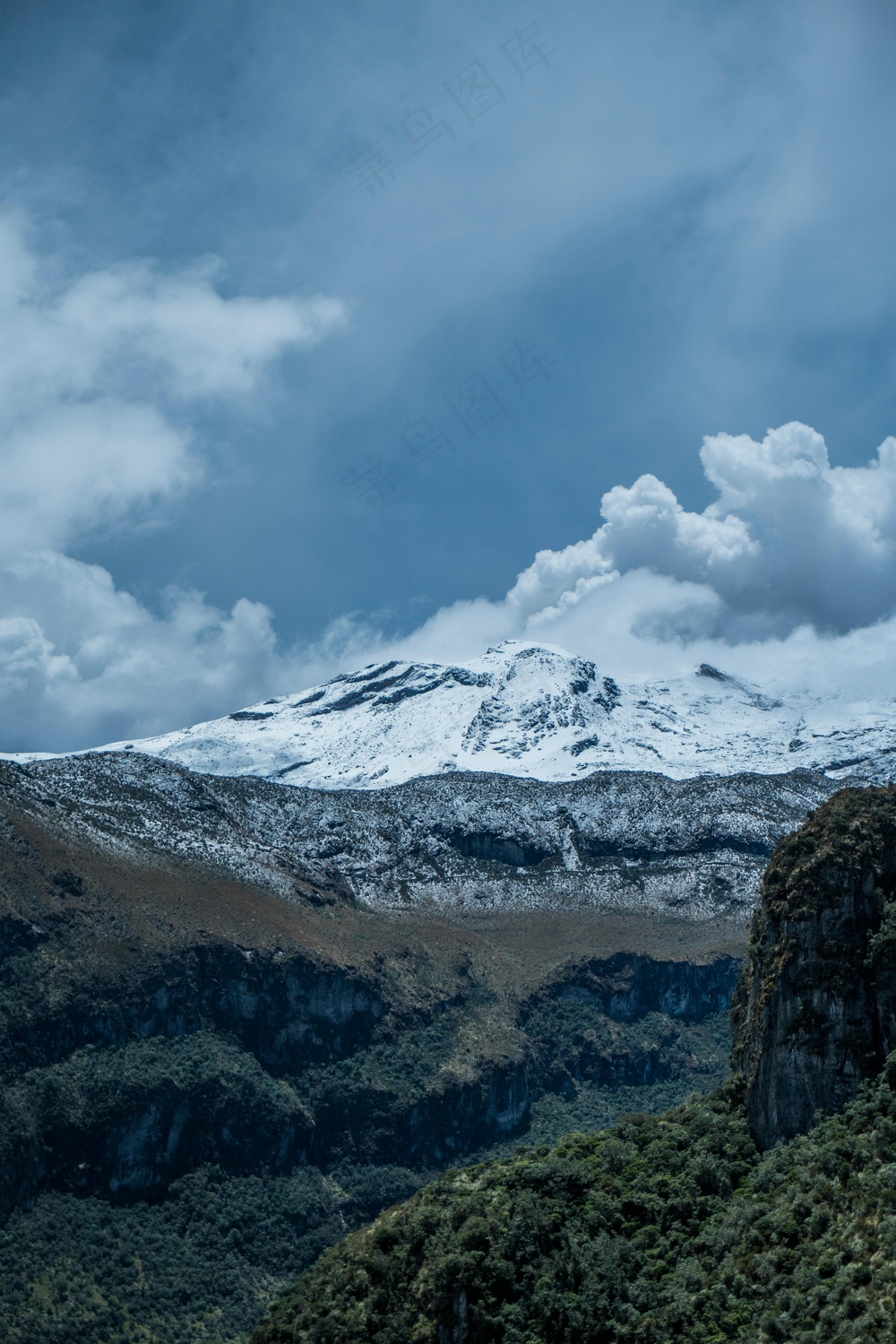 云雾缭绕的山峦