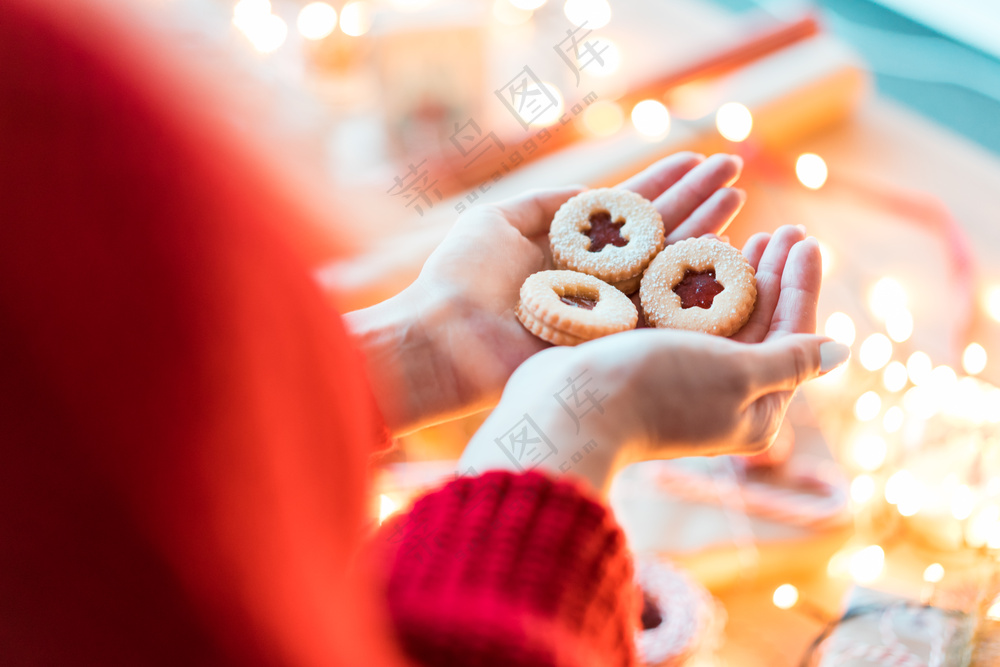 女人手中拿着的圣诞饼干