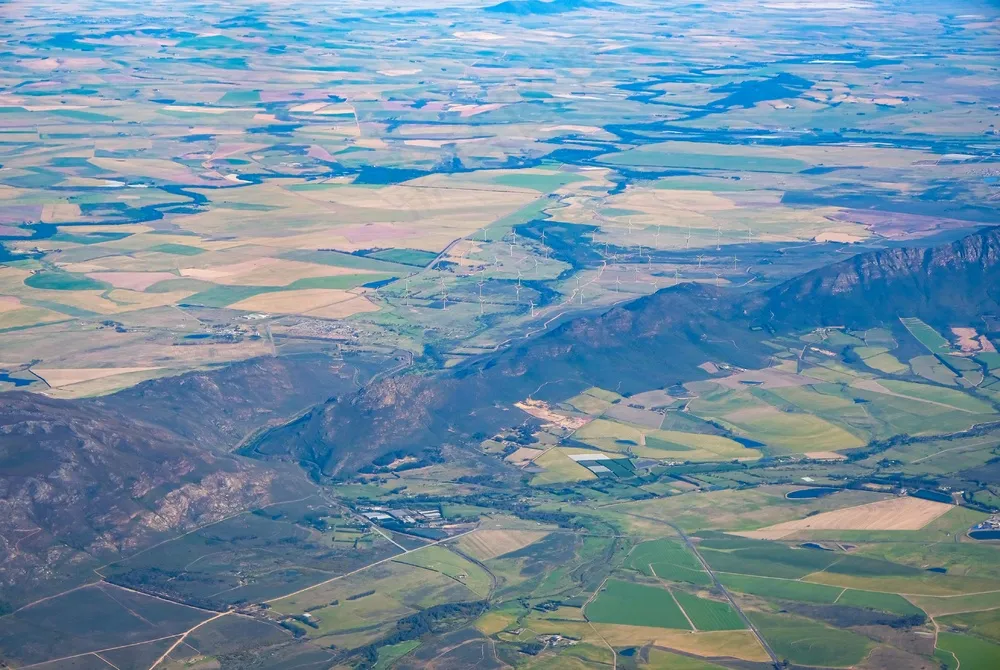 绿野山川交错田园图