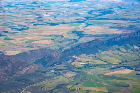绿野山川交错田园图