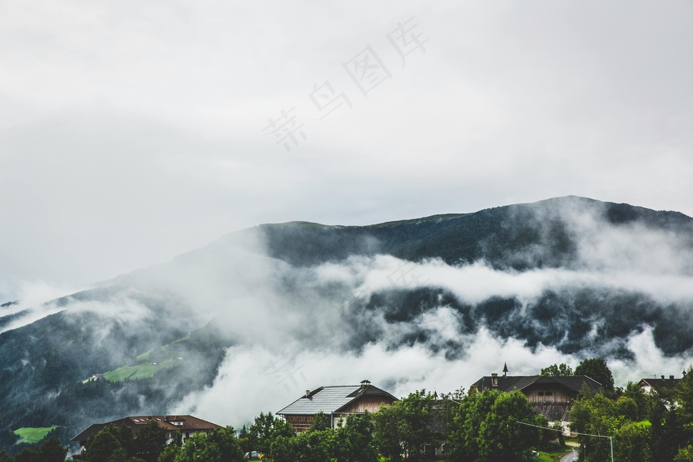 静谧山雾，自然之韵