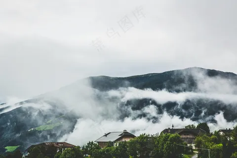 静谧山雾，自然之韵
