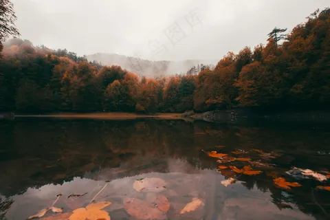 暮色中的宁静湖光