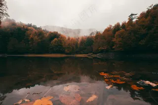 暮色中的宁静湖光