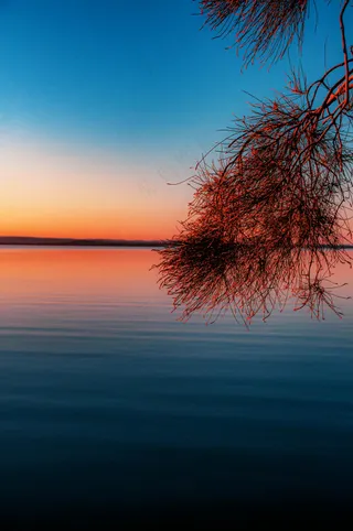 湖面晚霞下的宁静倒影