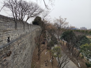 荆州的古城下的村与护城河