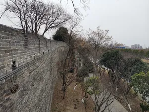 荆州的古城下的村与护城河