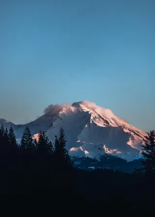 晨光初照下的雄伟山脉